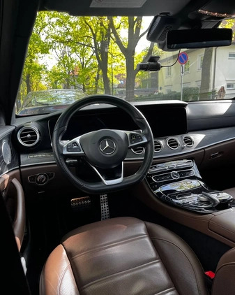 Mercedes-Benz Klasa E cena 210000 przebieg: 73000, rok produkcji 2017 z Warszawa małe 137
